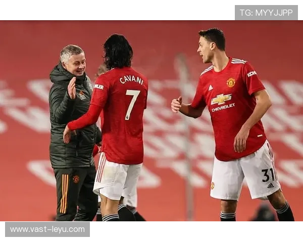 卡瓦尼机场被路人认出，直接摆出赛场魔兽样，差点没认出来是谁！