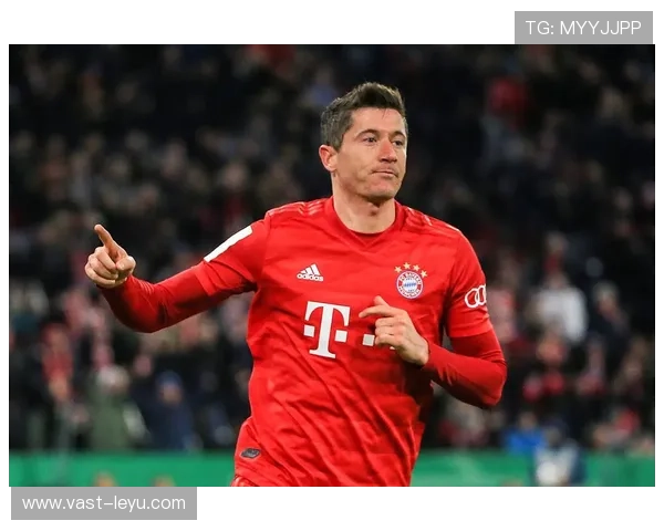 莱万是否属于体系射手 战术适配与自主得分能力解析