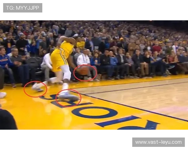 出界规则：何谓完全越过边线与裁判判定要点