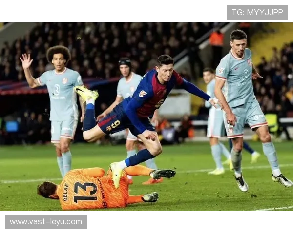 巴萨战术困境加剧：体系滞后与哈维依赖并存，争冠前景面临考验